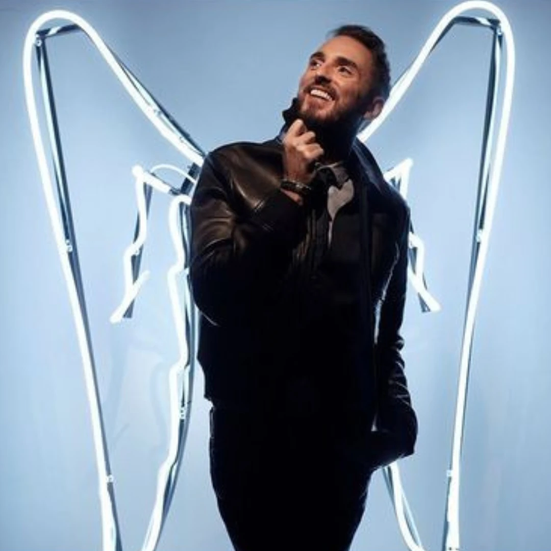 Christophe Willem avec des ailes d'anges en arrière fond pour souligner que c'est une source d'inspiration.
